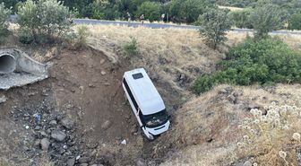 Siverek'te tarım işçisi minibüsü devrildi: 4 yaralı