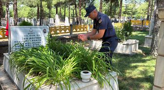 Seydişehir'de jandarmadan şehit mezarlarına bakım
