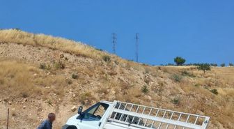Siirt-Şirvan yolunda hafif ticari araç devrildi