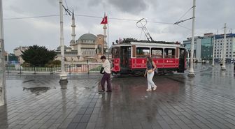 Meteoroloji uyarıları sonrası Taksim'de yağış etkili oluyor