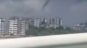 Adana'da sağanak ve hortum; yasağa rağmen denizde yüzmeye devam ettiler
