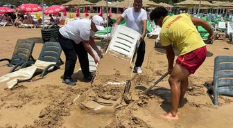 Alanya’da dev dalgalar şezlongları kuma gömdü