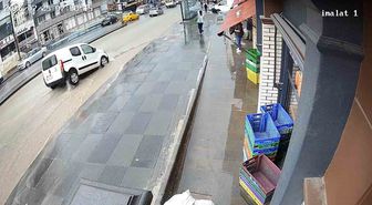 Ankara’da sağanak yağıştan dolayı çöken yola düşen araç güvenlik kamerasına yansıdı
