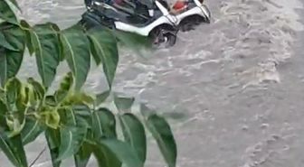 Ankara’da şiddetli sağanak: Sel suları motosikletleri sürükledi