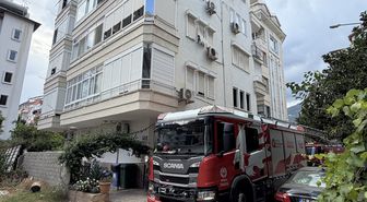 Antalya'da apartman dairesi yangında hasar gördü