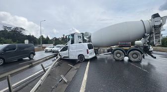 Arnavutköy'de beton mikseriyle hafif ticari aracın çarpıştığı kazada 2 kişi yaralandı