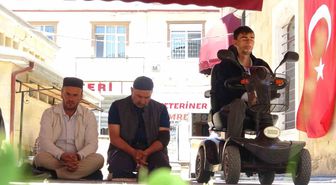 Bayburtlu genç akülü tekerlekli sandalyesiyle cemaatle saf tutuyor: 'Allah’ın huzuruna gitmeye hiçbir engel yoktur'