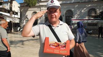 Burhaniye’de Polis şapkalı seyyar satıcı ilgi odağı oldu