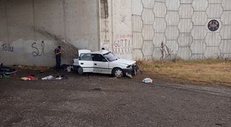 Bursa'da duvara çarpan otomobildeki 3 kişi öldü, 2 kişi ağır yaralandı