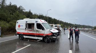 Çekmeköy’de ambulans bariyerlere çarparak devrildi: şoför yaralandı
