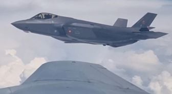 Danimarka'nın F-35 uçağına havada yakıt ikmali
