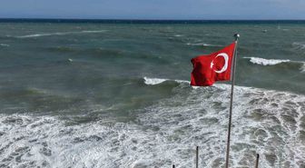 Doğu Akdeniz’de kuvvetli rüzgar: Dalgalar kıyıları dövüyor