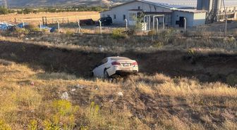 Erzincan’da otomobil yoldan çıktı: 3’ü çocuk 6 yaralı
