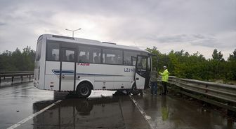 Eyüpsultan'da bariyerlere çarpan midibüsteki 3 kişi yaralandı