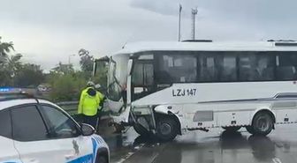 Eyüpsultan'da servis aracı bariyerlere çarptı: 3 yaralı