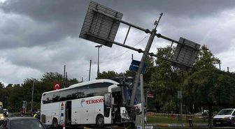 Eyüpsultan’da yolcu otobüsü önce otomobile sonra levhaya çarptı: 30 yaralı