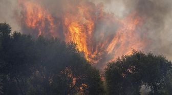 Fransa ve İspanya alevlere teslim! 130 bin kişi için tahliye emri verildi