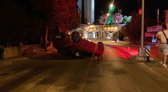 Isparta’da refüje çarpan otomobil ters döndü, sürücü hafif yaralandı