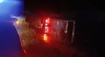 Karapınar’da kamyon şarampole devrildi: 2 yaralı