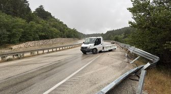 Kastamonu'da arı kovanı bulunan kamyonet bariyere çarptı, 2 kişi yaralandı