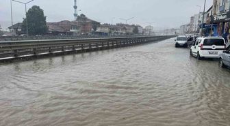 Kavak’ta sağanak yağış etkili oldu: Yollar göle döndü