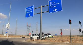 Kilis'te yön tabelasına çarpan otomobildeki 2 kişi yaralandı