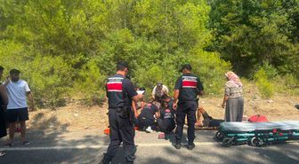 Manavgat’ta römork üzerindeki botlar devrildi: 3 yaralı