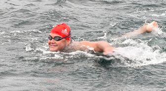 Otizmli ultra maraton yüzücüsü Tuna Tunca, Kuzey Kanalı'nı geçti