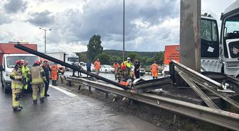Pendik'te tırın bariyerlere çarptığı kaza trafiği aksattı