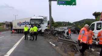 Pendik Tem Otoyolu’nda şoförün kontrolünü kaybettiği TIR bariyerlere çarptı