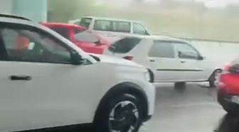 Sağanağa yakalanan motokuryeler köprü altına sığındı