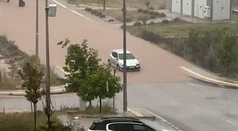 Şiddetli yağmur yolları suya teslim etti, araçlar yolda kaldı