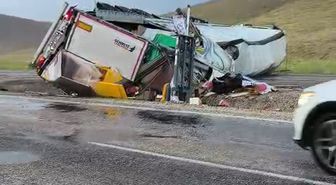 Sivas’ta tır kayganlaşan yolda devrildi: 1 ağır yaralı