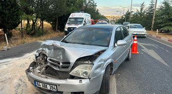 Uşak'ta tıra çarpan otomobildeki 4 kişi yaralandı
