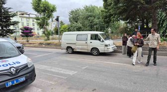 Yaya geçidinde duramayan minibüs, anneanne ve torununa çarptı