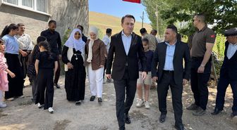 Yüksekova Kaymakamı Hülür, ineği telef olan aileye inek ve buzağı hediye etti