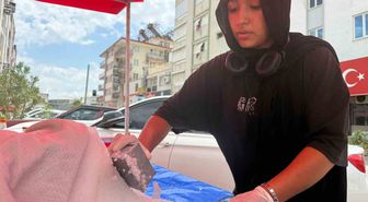 Babasının Torosların zirvesinde ağaç motoruyla kesip getirdiği karlar, 14 yaşındaki Kübra’nın tezgâhında alıcı buluyor