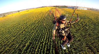 Edirne'nin 'sarı gelin'i ayçiçeği tarlaları üzerinde paramotorla uçtu