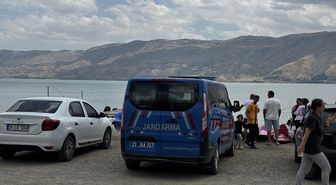 Hazar Gölü'nde batan kayıktan 8 kişi kurtarıldı