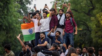 Hindistan'da eğitim bakanı istifa etti, 'hamamböceği' protestosu sona erdi