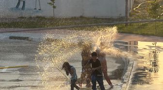 Iğdır’da çocuklar hortumdan akan suyla oynayıp serinledi