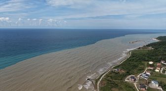 Sinop'ta sağanak sonrası Karadeniz kahverengiye döndü