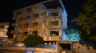 Kartal'da kentsel dönüşüm kapsamındaki binanın balkonları ile duvarı çöktü