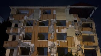 Kartal'da tahliye edilen 5 katlı binanın balkonları ve duvarı çöktü