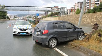 Kastamonu'da otomobil direğe çarptı: 3 yaralı