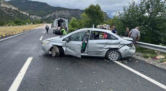 Kontrolden çıkan otomobil demir bariyerlere çarptı: 5 yaralı