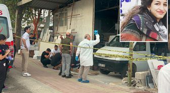 Antalya'da kamyonetten devrilen mermerin altında kalan 2 çocuk annesi kadın öldü