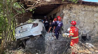 Muğla'da otomobilin eve çarptığı kazada sürücü hayatını kaybetti, nişanlısı yaralandı