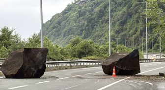 Rize'de sağanak kaya düşürdü, yol kapandı