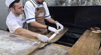 Sefo, Bafra pidesini kendi elleriyle yaptı